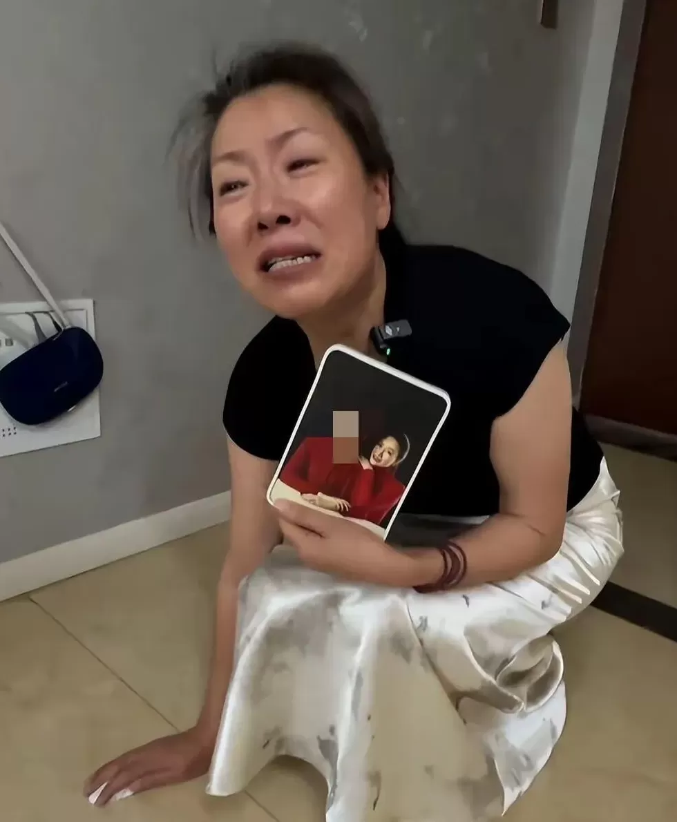 “女子家门口遇害案”延期审理，被害人母亲：凶手称是我的女儿害她坐在被告席上-第4张图片-