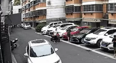 因妻子没带俩包子而激烈争吵，丈夫行李箱从6楼扔下：“砸到人才算事！”警方：刑拘-第1张图片-