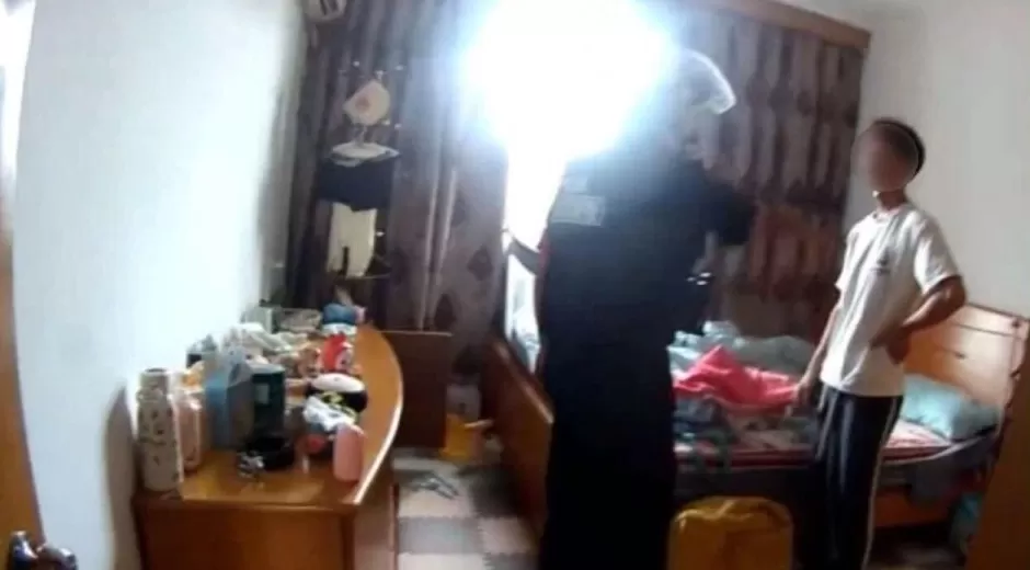 因妻子没带俩包子而激烈争吵，丈夫行李箱从6楼扔下：“砸到人才算事！”警方：刑拘-第3张图片-