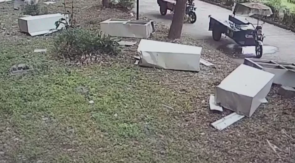 因妻子没带俩包子而激烈争吵，丈夫行李箱从6楼扔下：“砸到人才算事！”警方：刑拘-第8张图片-