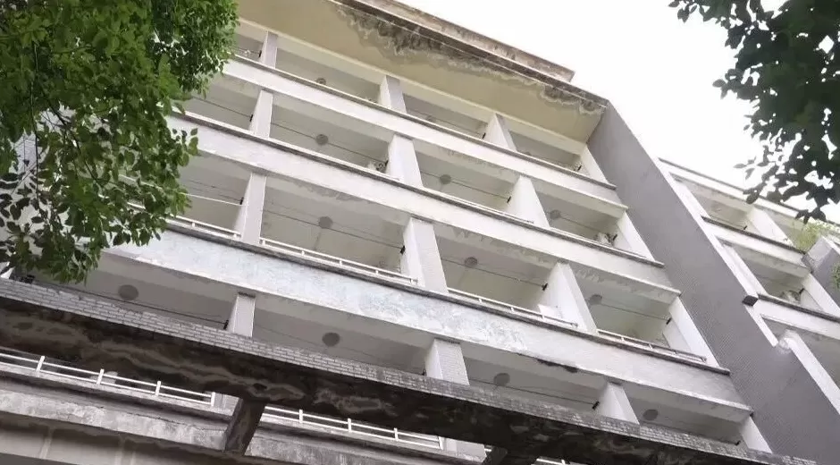 因妻子没带俩包子而激烈争吵，丈夫行李箱从6楼扔下：“砸到人才算事！”警方：刑拘-第7张图片-