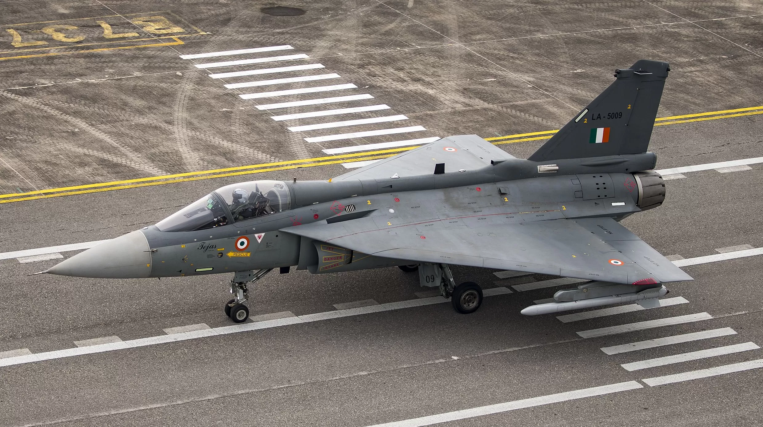 印度国产“光辉”战机在航展表演中坠毁，4天前曾发生液体泄漏-第1张图片-