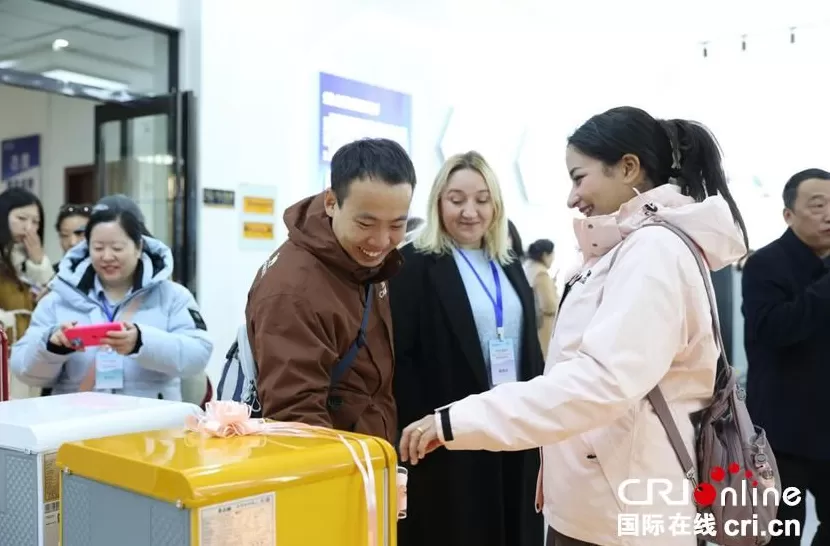 【2025打卡中国】商丘民权有多“冷”？外国网红在这里找到了一条百亿“热”链！-第7张图片-