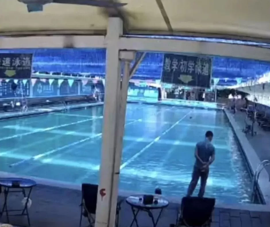 羽毛球运动员在游泳池溺亡，家属：有救生员走过来看了一眼又走了-第2张图片-
