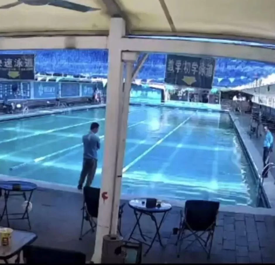 羽毛球运动员在游泳池溺亡，家属：有救生员走过来看了一眼又走了-第1张图片-