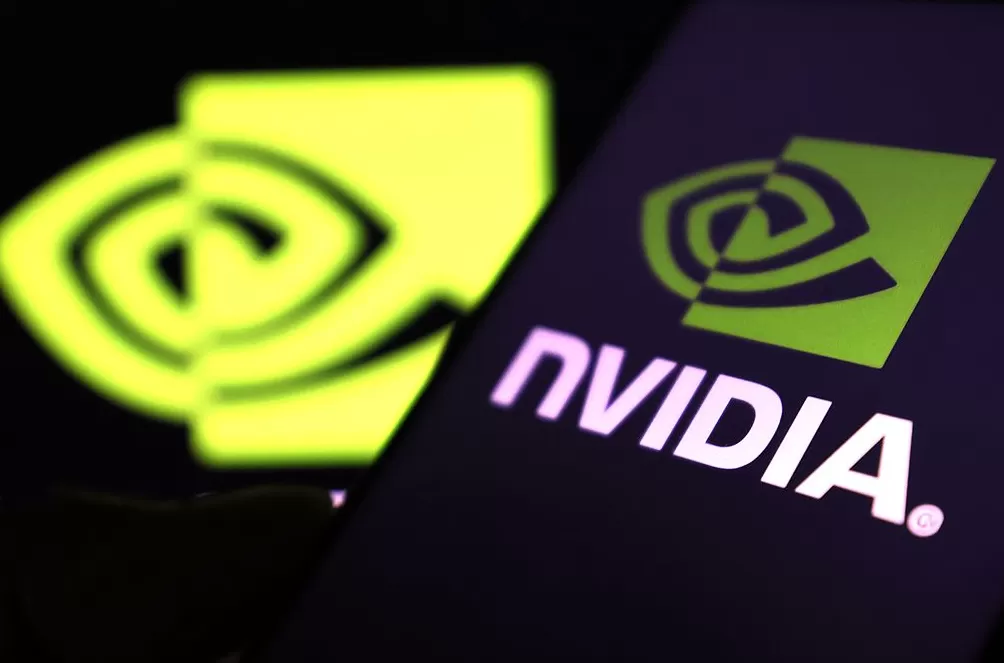 英伟达深陷“AI泡沫论”之际，美国政府考虑允许其对华出售H200芯片-第1张图片-