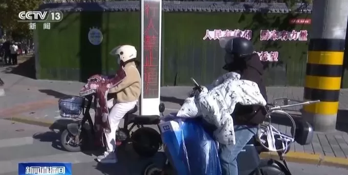 事故频发!电动自行车“挡风被”到底该不该用?-第1张图片- 事故频发!电动自行车“挡风被”到底该不该用?-第1张图片-