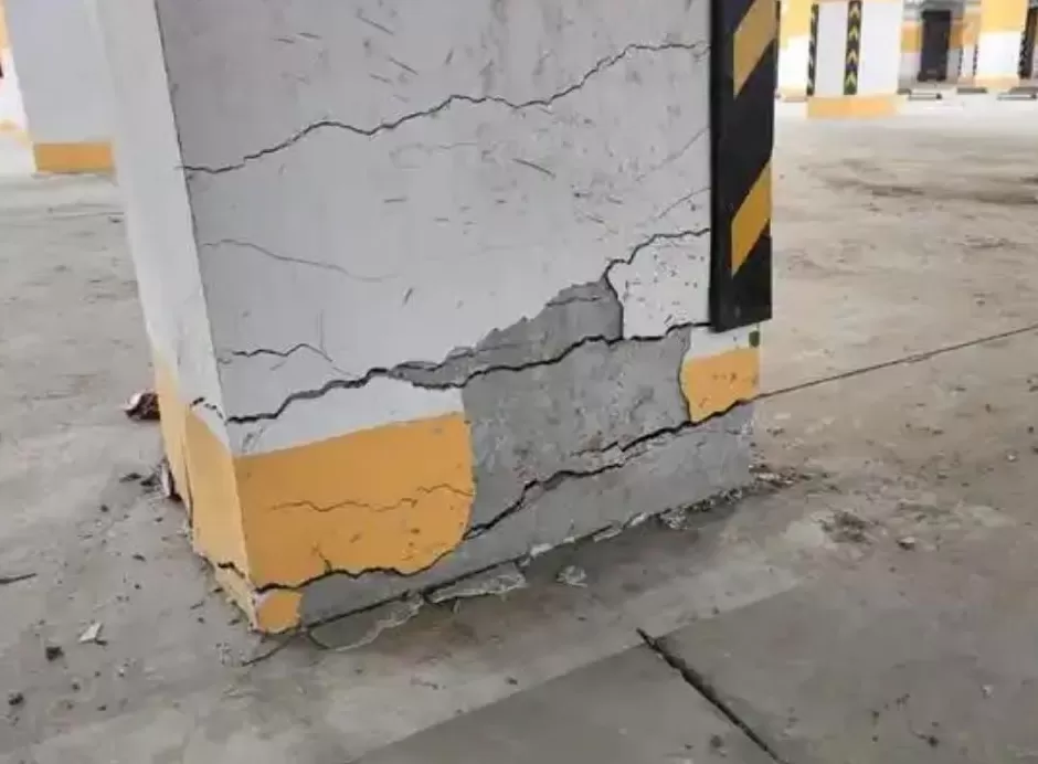 一小区地基下沉，车库多处墙体有巨大裂缝，交房仅两年多，官方通报：该楼安全性鉴定等级为Csu级-第3张图片-