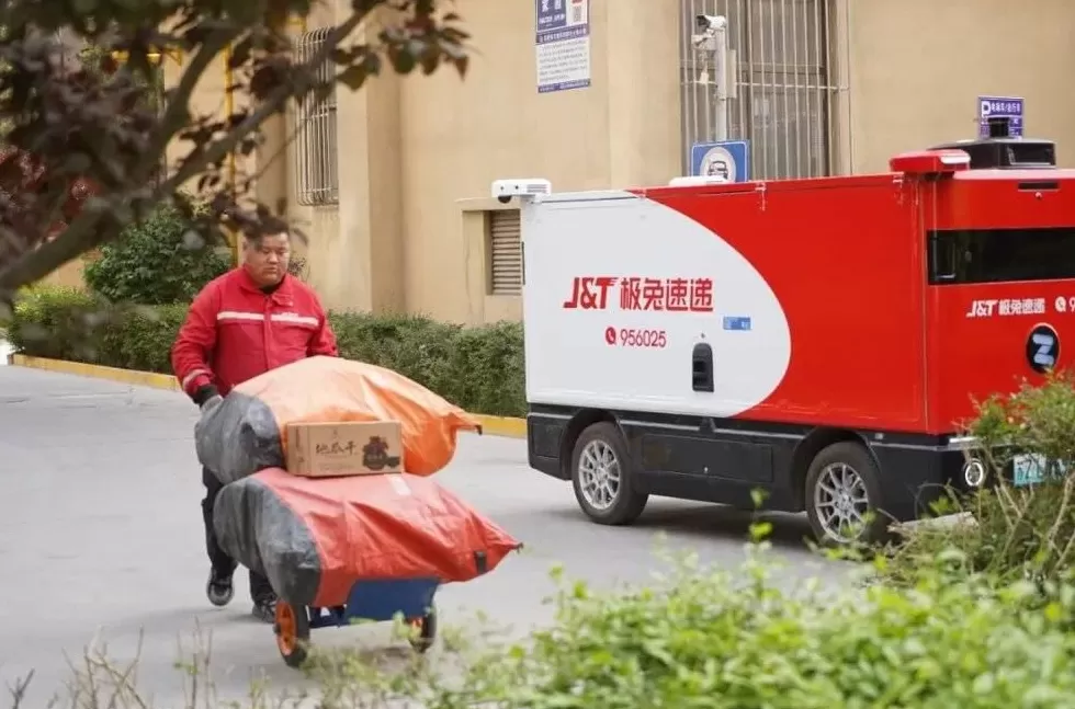 无人车在农村哐哐干活-第2张图片-