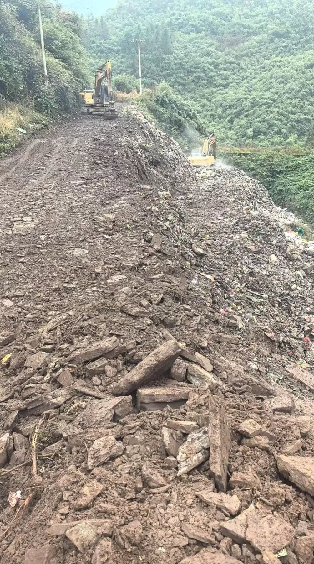 云南彝良县连夜清理深山垃圾，将开展农村生活垃圾大排查整治-第4张图片-