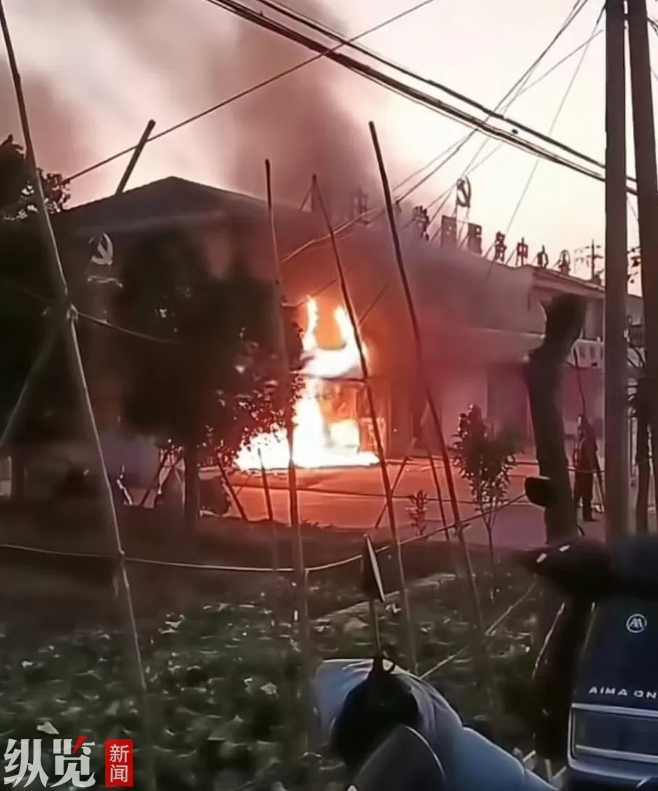 扬州一村委会办公楼起火,“账本被烧”说法引发关注,村干部:谣言-第1张图片- 扬州一村委会办公楼起火,“账本被烧”说法引发关注,村干部:谣言-第1张图片-