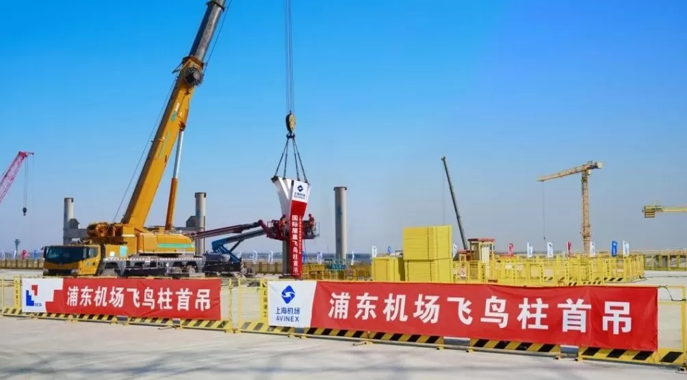 首根“飞鸟柱”完成吊装，浦东机场T3航站楼开启屋面系统施工-第2张图片-