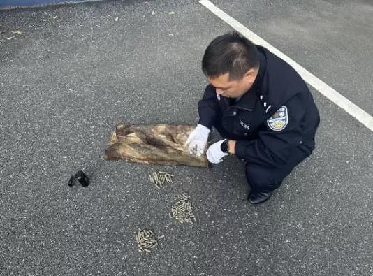 男子钓到108发子弹以为是大鱼，警方：疑为历史遗留弹药-第2张图片-