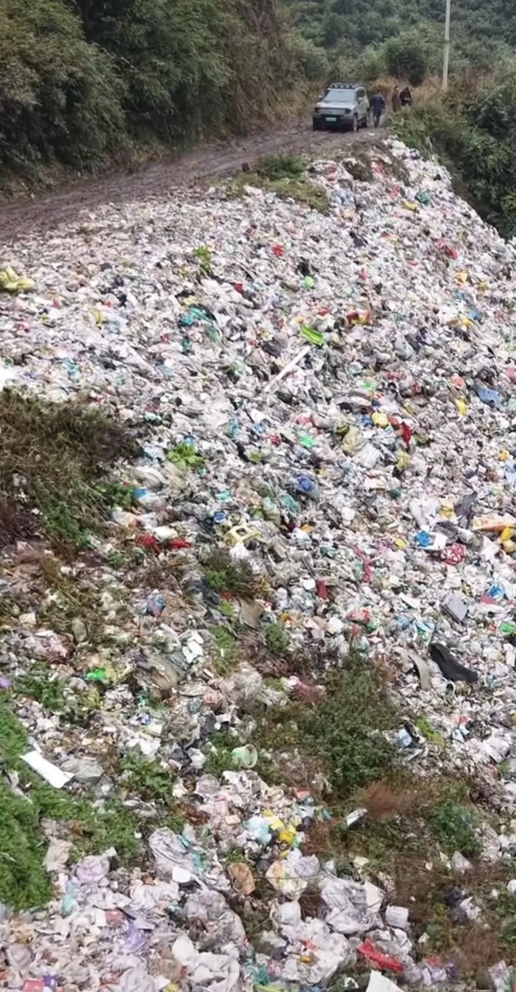 云南彝良再回应“深山现上百吨生活垃圾”：严打非法倾倒行为，追责监管不到位问题-第1张图片-