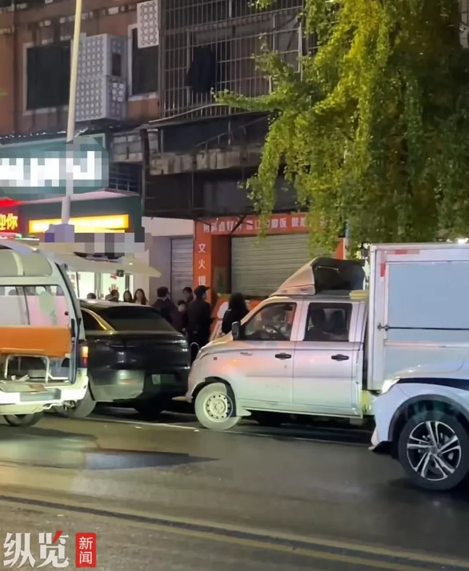 湖南郴州街边店铺牌匾掉落砸到两位老人，派出所证实有人受伤，医院回应-第1张图片-