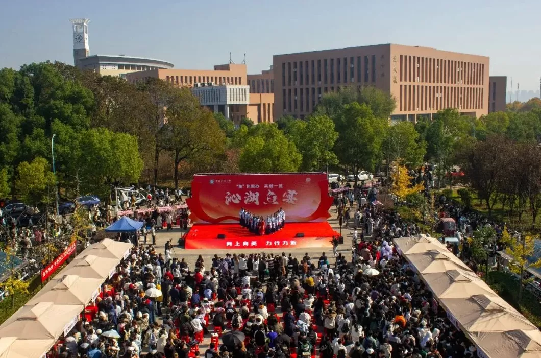 光明日报：全校师生一起下湖抓鱼，为啥全网围观？-第3张图片-