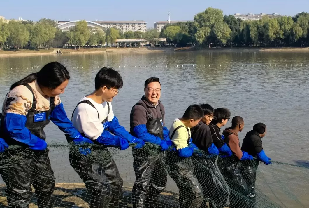 光明日报：全校师生一起下湖抓鱼，为啥全网围观？-第4张图片-