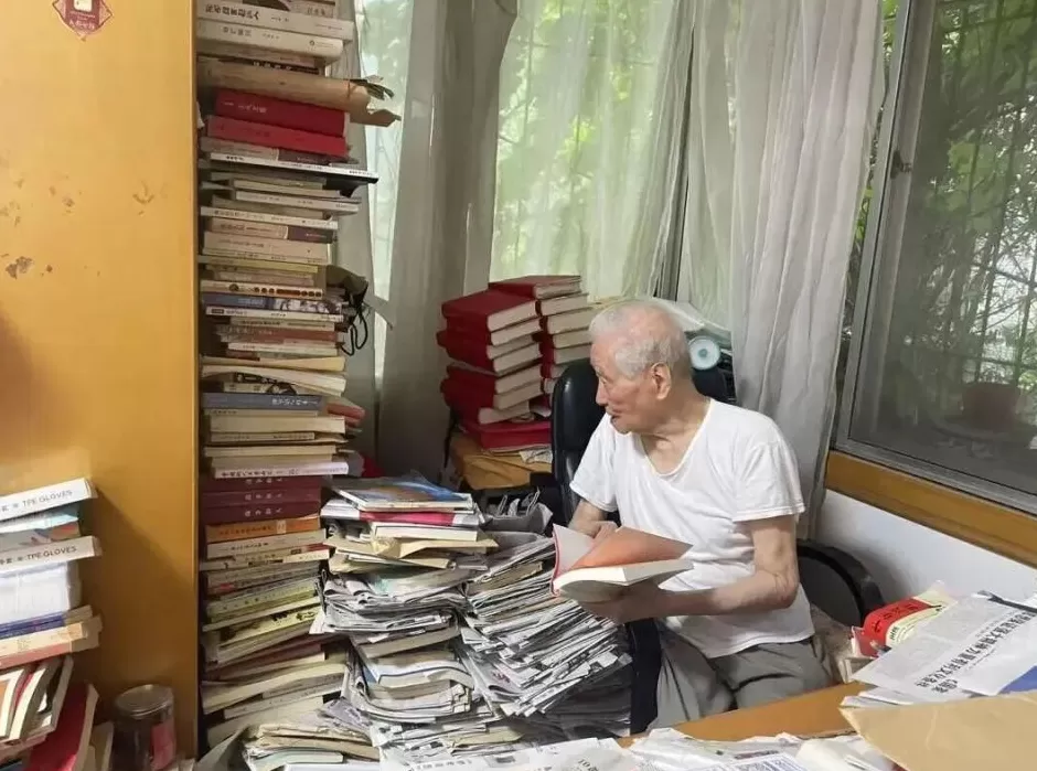 103岁茅盾文学奖得主王火逝世，他是最先报道南京大屠杀的中国记者之一-第2张图片-