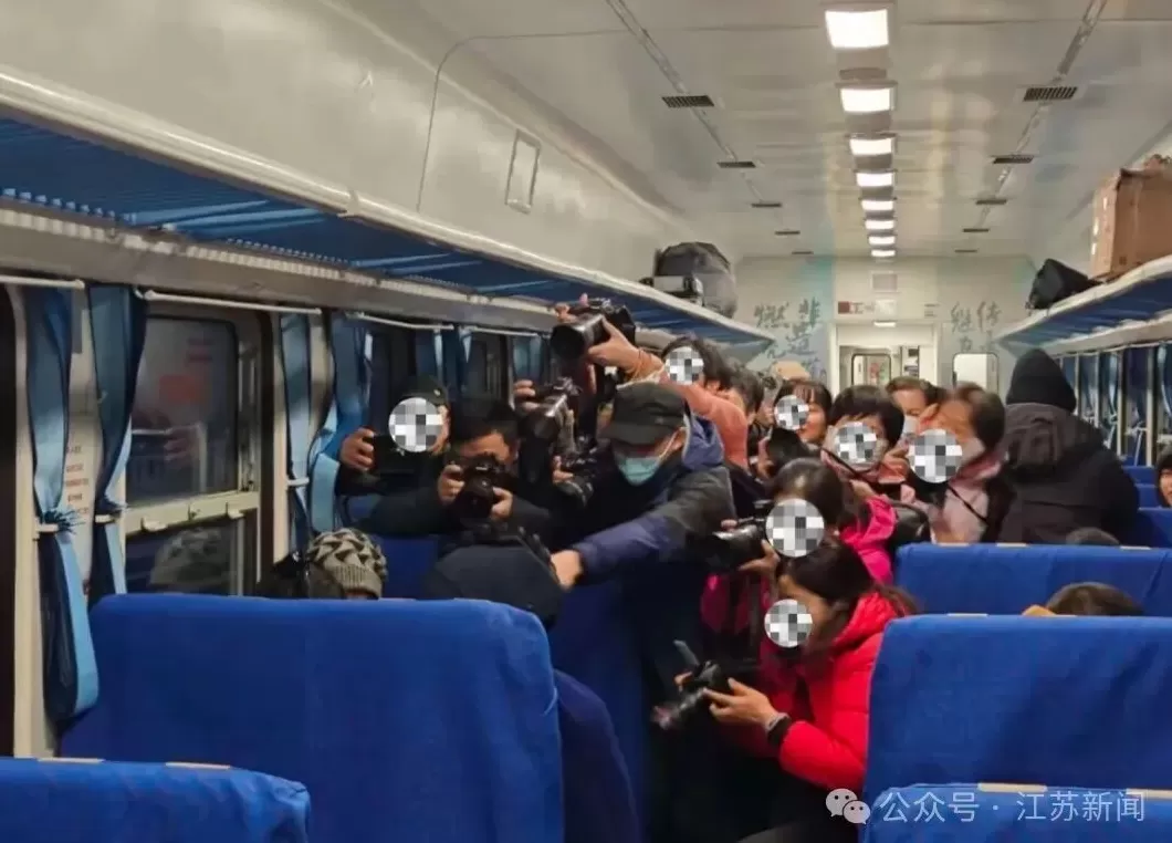 成都客运段回应“游客在列车上围堵拍摄彝族老人”:未有争执-第1张图片- 成都客运段回应“游客在列车上围堵拍摄彝族老人”:未有争执-第1张图片-