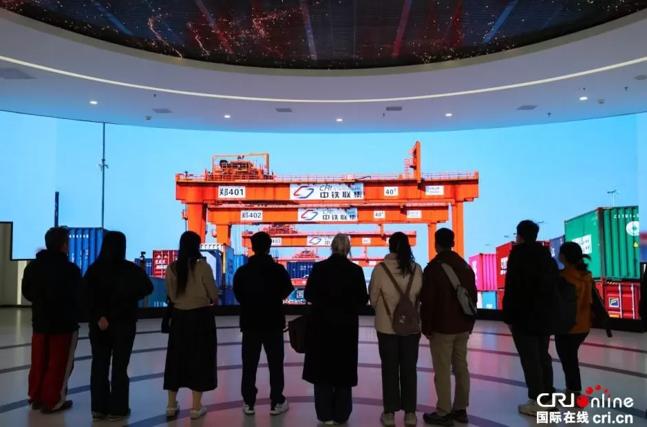 【2025打卡中国】中老“立体互联”有多硬核？老挝网红在郑州亲眼见证-第3张图片-