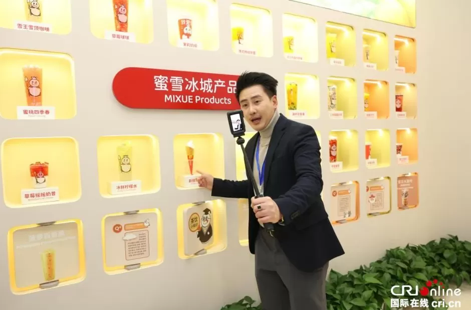 【2025打卡中国】中老“立体互联”有多硬核？老挝网红在郑州亲眼见证-第7张图片-