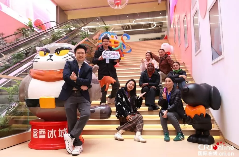 【2025打卡中国】中老“立体互联”有多硬核？老挝网红在郑州亲眼见证-第6张图片-