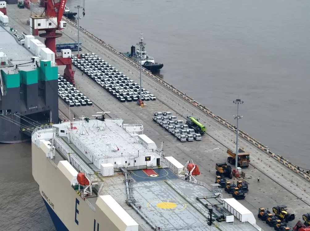 上海南港码头汽车吞吐量首破百万大关-第1张图片-