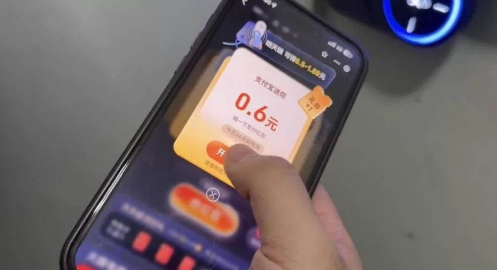 小区电梯出现新玩意，碰一下就能领红包？这到底是怎么回事？-第2张图片-