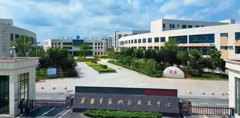 湖北襄阳一学校学生疑“列队”遭抽打，校方回应-第4张图片-