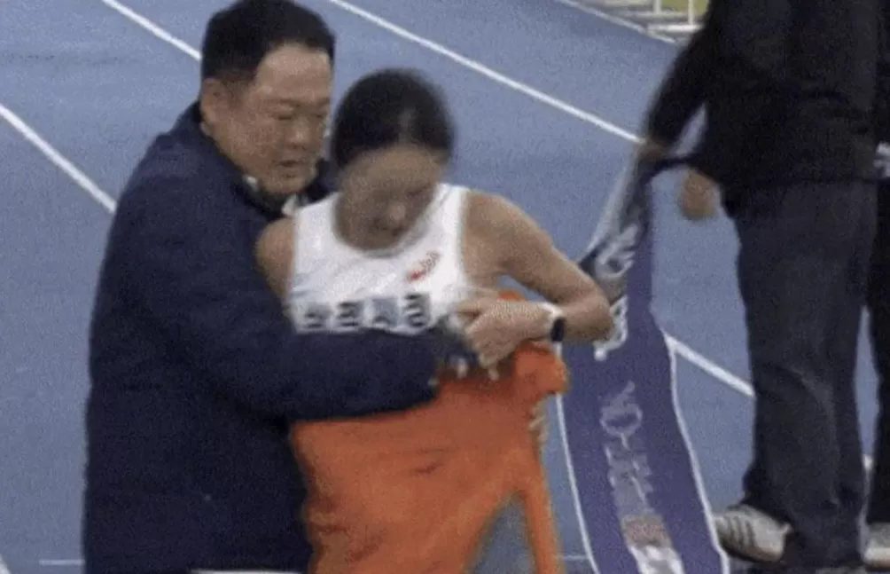韩国仁川马拉松教练终点搂抱女选手遭性骚扰质疑，本人回应“系保护选手”-第1张图片-