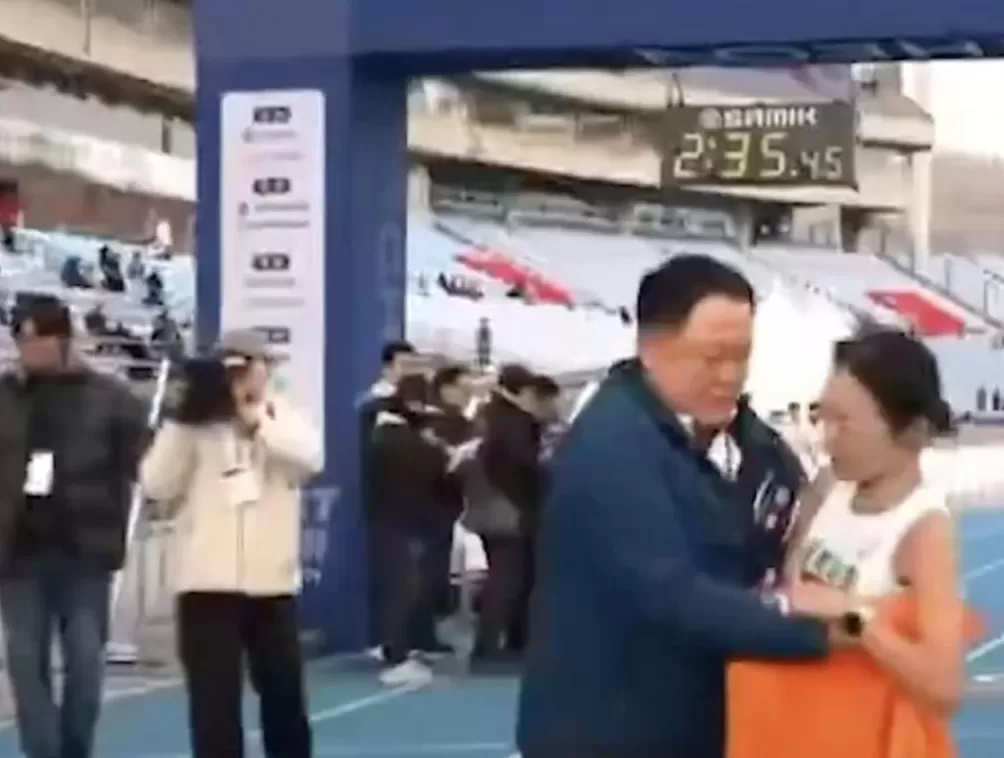 韩国仁川马拉松教练终点搂抱女选手遭性骚扰质疑，本人回应“系保护选手”-第2张图片-