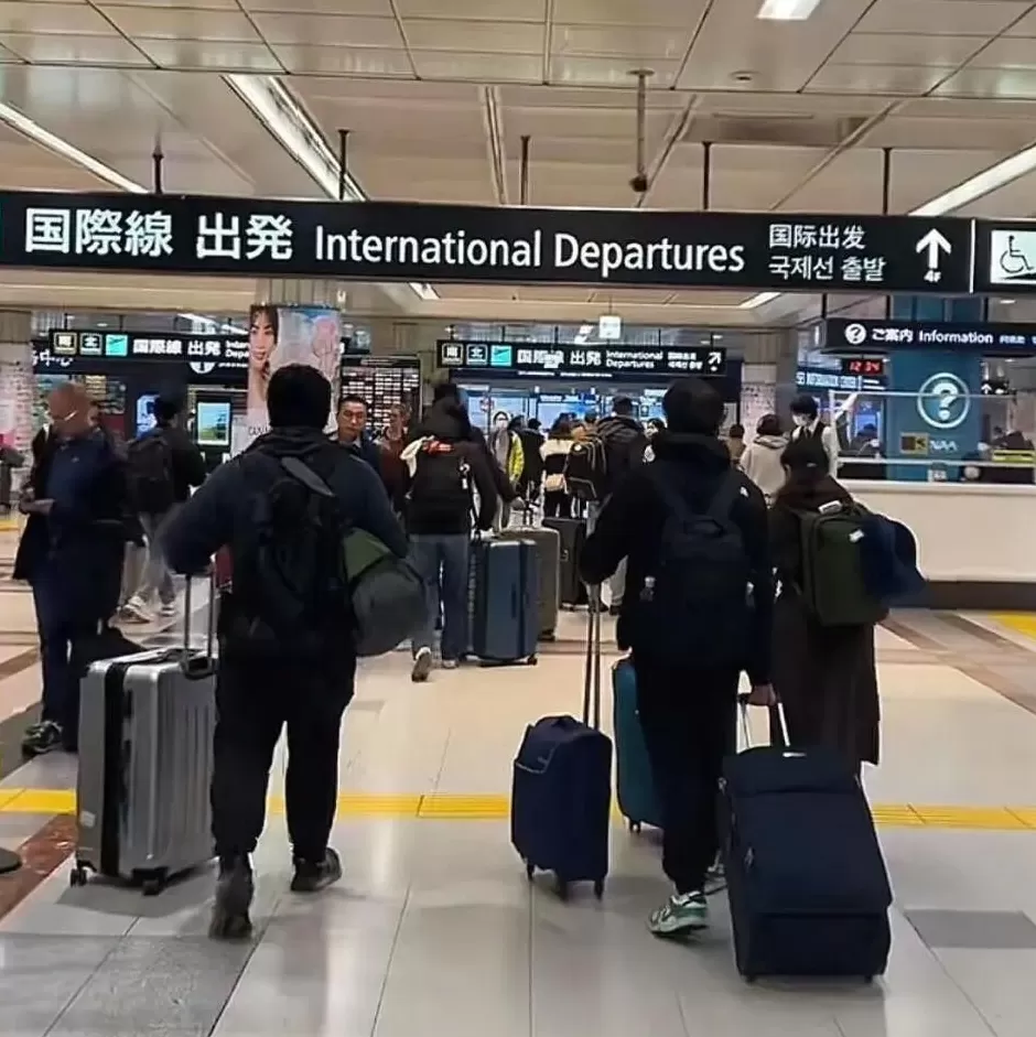 多个日本机场，挤满回家的中国人！有人提前结束行程；赴日航班取消量继续上升-第1张图片-