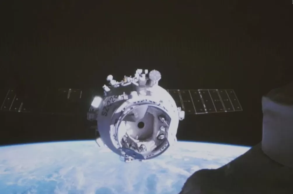 神舟二十二号飞船成功完成自主快速交会对接-第2张图片-