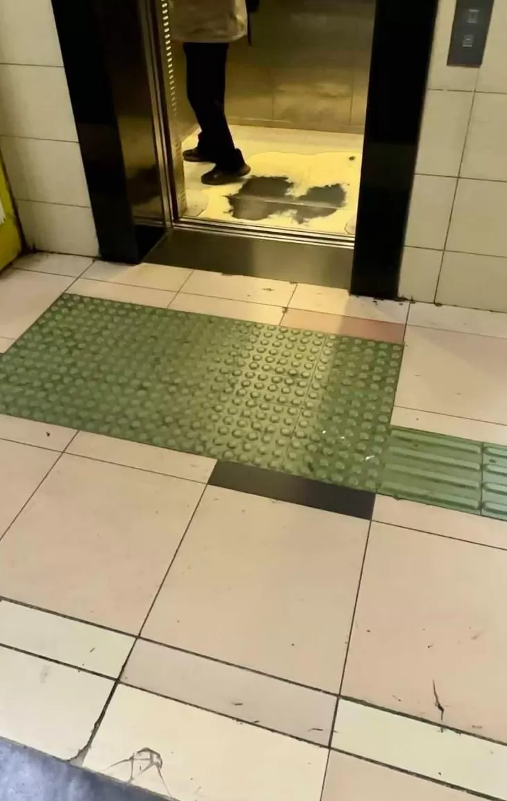 上海地铁2号线龙阳路站台“破破烂烂”遭吐槽：这是多久没修了？-第1张图片-