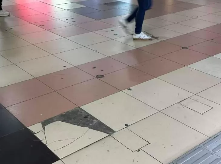 上海地铁2号线龙阳路站台“破破烂烂”遭吐槽：这是多久没修了？-第2张图片-