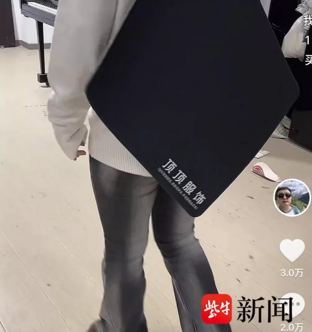 常州95后老板脑洞大开把鼠标垫、烟灰缸、内裤做成男装吊牌-第1张图片-