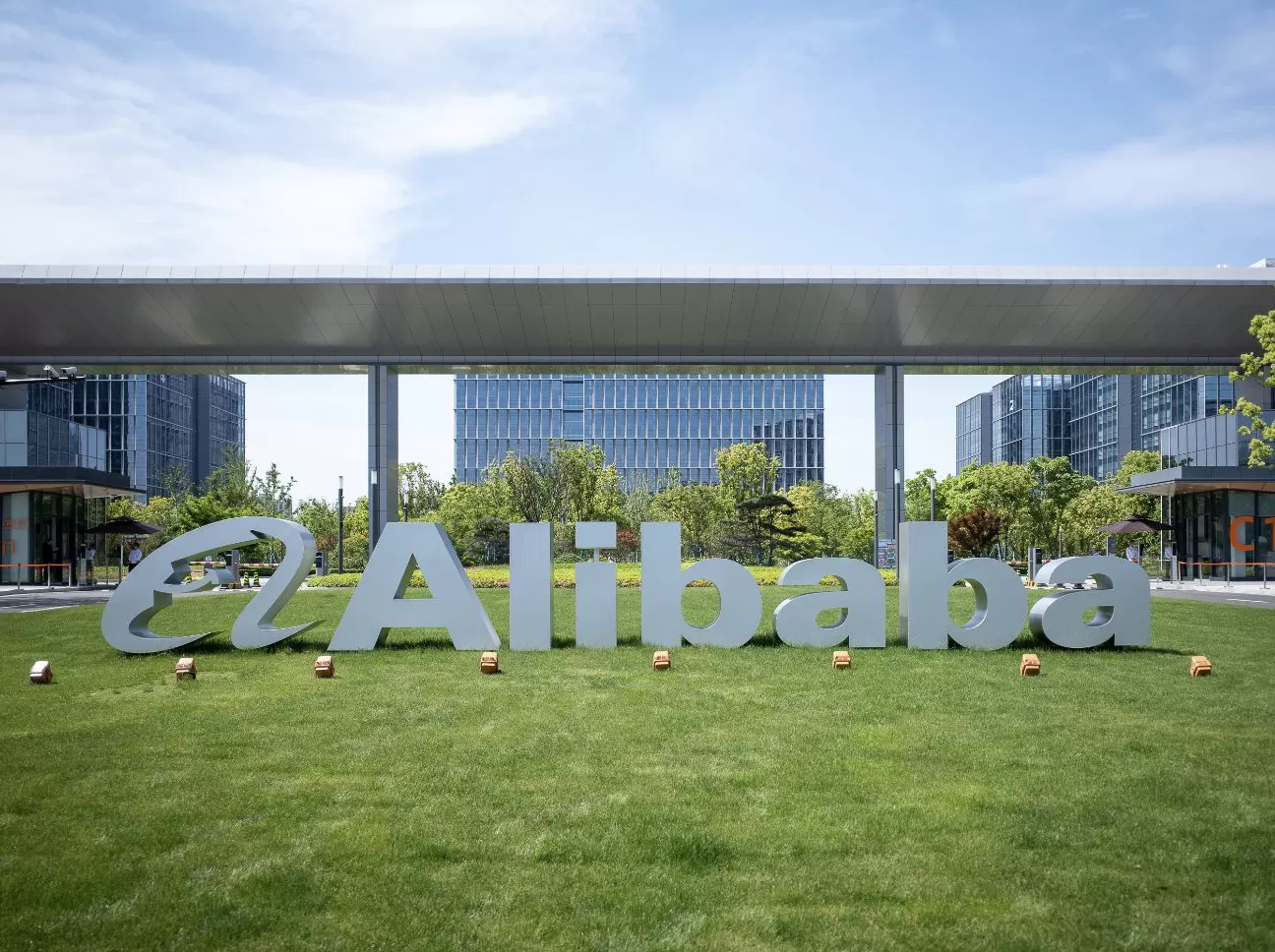 经营利润骤降85%，阿里巴巴站在了十字路口-第1张图片-