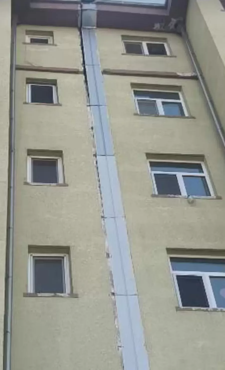 地基下沉楼房倾斜,赤峰市红山区56户居民撤离危楼在外租房已近两个月-第1张图片- 地基下沉楼房倾斜,赤峰市红山区56户居民撤离危楼在外租房已近两个月-第1张图片-