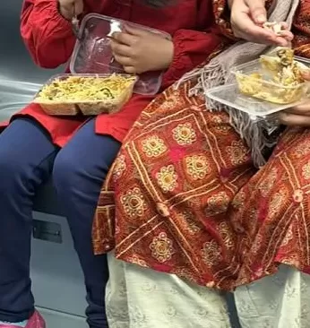 “满车厢咖喱味”，多名外籍人士在车厢内吃馅饼，上海地铁客服：已记录，将向上反馈-第2张图片-