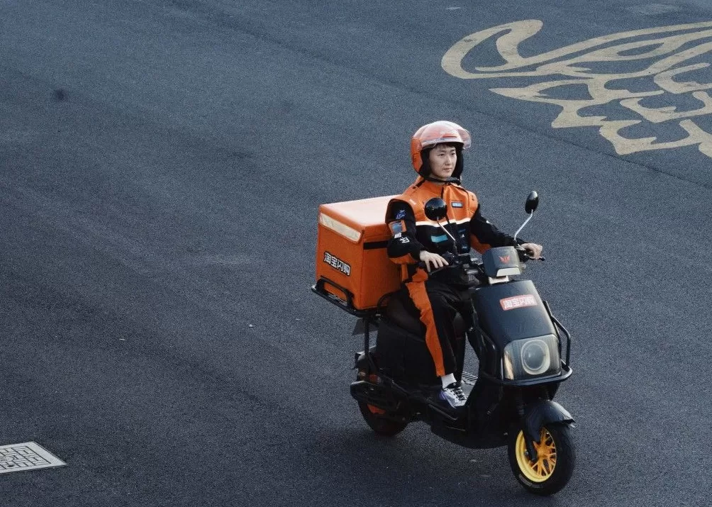 外卖小哥“新装”也要卷了？多个外卖平台回应-第2张图片-