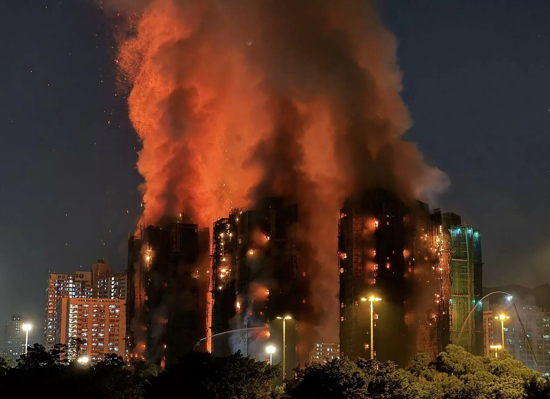 香港大埔五级火灾已致14人死亡，一名消防员殉职，李家超发声-第1张图片-